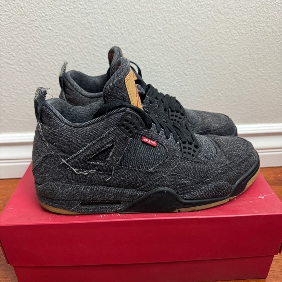 Jordan 4 Retro Levi's Black Levi's Tag Size 11